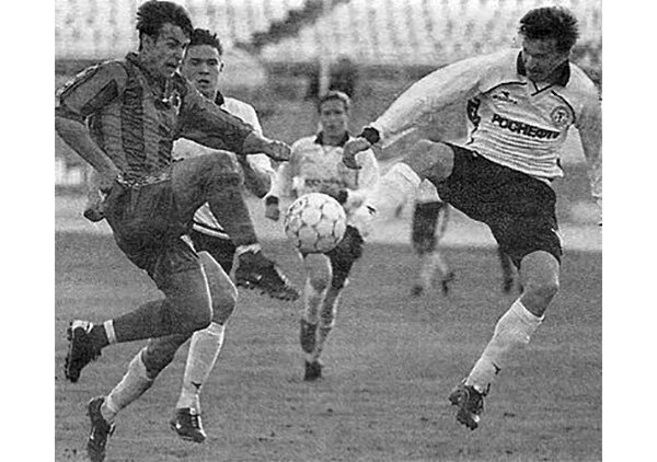 ЦСКА (Москва) - «Торпедо» - 0:2. Армеец Сергей Семак (в полосатом) против торпедовца Вячеслава Даева. На дальнем плане торпедовцы Виталий Литвинов и Андрей Малай.