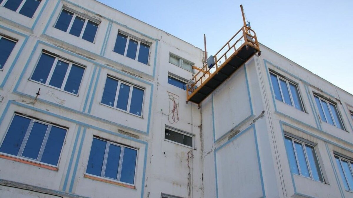     Школу №62 на улице Газовиков, где сейчас идет капительный ремонт, откроют в Тюмени к 1 сентября. Об этом сообщил глава администрации города Руслан Кухарук в своем тг-канале.