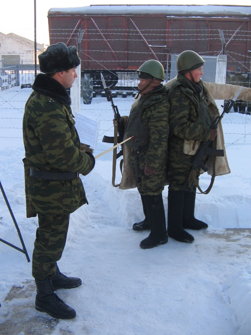 Из архива автора. Занятия на караульном городке ведёт командир роты