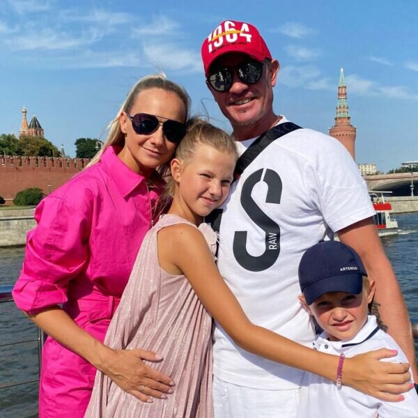 Оксана и Роман с детьми. фото: yandex.ru  📷
