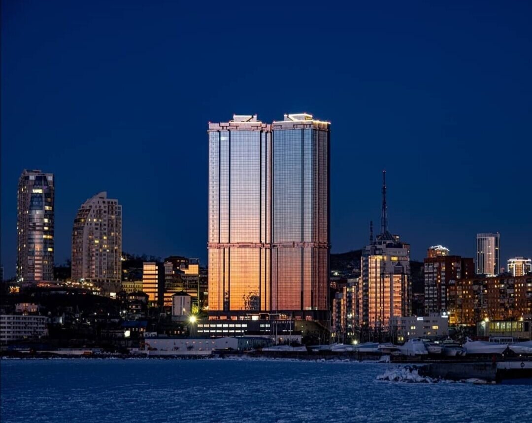 © Ichvdk / CC BY-SA 4.0 (ЖК «Аквамарин», введенный в эксплуатацию во Владивостоке в 2021 г. сегодня является самым высоким – 155,5 м – комплексом на территории Сибири и Дальнего Востока)