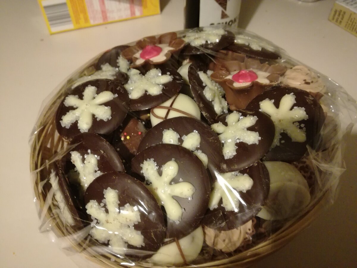 На новый год хочется украсить праздничный стол по особенному, так же особенно хочется украсить и новогоднюю выпечку. Я раскажу вам, как приготовить новогоднее печенье. 