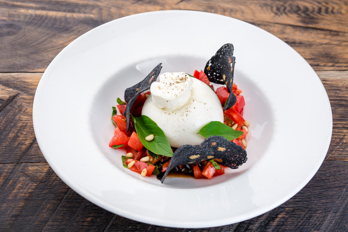 Burrata ул чехова 12 фото Салат из помидоров и сыра буратта, оливок, цедры лимона и базилика Ovechkamarket