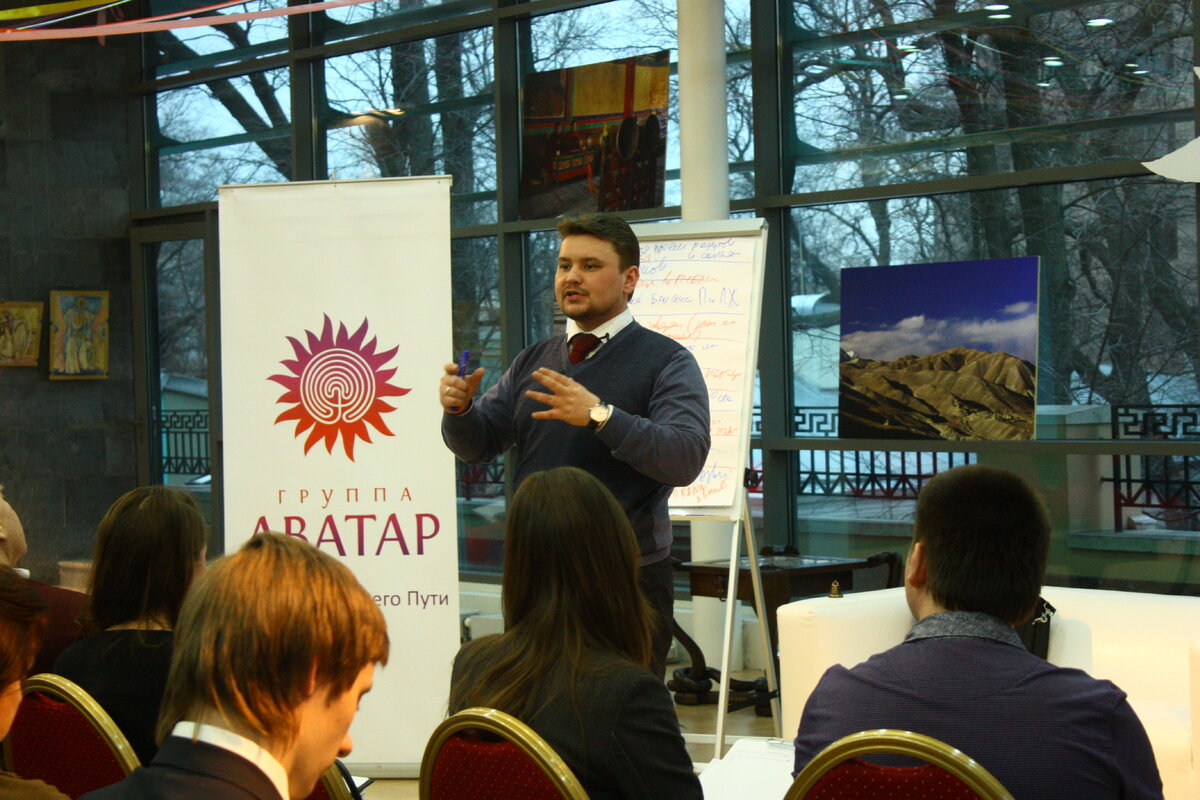 ПРОЕКТ «ДИАГНОЗ», или «КАК НЕ ПОТЕРЯТЬ 10 МИЛАРДОВ, ВОЗОБНОВИТЬ СТРОИТЕЛЬСТВО НЕФТЕПЕРЕРАБАТЫВАЮЩЕГО КОМПЛЕКСА, СКОМПРОМЕНТИРОВАННОГО КАК «БУДУЩАЯ ФУКУСИМА» ДЛЯ РЕСПУБЛИКИ Референдум в республике в составе Федерации
 Проблема
К нам обратился высокопоставленный республиканский чиновник, курирующий вопрос информационного обеспечения строительства крупного нефтеперерабатывающего комбината на территории республики в составе РФ. Основная проблема, с которой пришлось столкнуться инициаторам и инвесторам многомиллионного проекта по строительству данного комбината, заключается в том негативном имидже, который получил комбинат в ходе первых же месяцев строительства. 
Дело в том, что после расчистки места для строительства комбината (у образовательного учреждения, близкого к месту строительства, были выкуплены сельскохозяйственные угодья, плюс были компенсированы убытки за неснятые урожаи на несколько лет вперед) и закладки фундамента, т.е., когда в проект были вложены значительные средства через средства наглядной агитации, главным образом листовки, была развернута широкая кампания по дискредитации строящегося комбината. Среди негативных слухов, запущенных противниками строительства указанного комплекса, преобладали домыслы о крайнем вреде, который может нанести строительство и деятельность комбината экологии республики. Листовками однотипного содержания, пестревшими изувеченными телами детей-мутантов, якобы жертв аналогичных строящемуся комбинату радиоактивных производств, родившихся в районах экологических катастроф, было завалено полреспублики. Такого рода кампания не могла не вызвать широкого общественного резонанса. Указом президента республики строительство было остановлено. Каждый день простоя оборудования и рабочих обходился в копеечку инициаторам проекта. 
Когда страсти поулеглись, было принято решение о возобновлении строительства комбината. При этом в целях легитимации решения было предложено провести республиканский референдум о продолжении проекта.
Задача была поставлена: провести референдум так, чтобы подавляющее большинство избирателей высказалось бы в поддержку строительства нефтеперерабатывающего комбината.
Основным ресурсом проекта были: деньги, выходы на местные СМИ и авторитет президента республики, имевшего 50-процентный рейтинг.

Анализ
Главная задача, которую не смогли решить инвесторы и инициаторы, проекта заключалась, как не парадоксально, в том, чтобы узнать, кому был выгоде саботаж строительства комбината и кто выступал заказчиком негативной кампании. Согласно нашим предположениям элиты, настроенные против строительства комбината имели серьезные информационные источники в аппарате главы республики и местной администрации. 
Пошаговый разбор задач, которые был призван решить республиканский нефтеперерабатывающий комплекс, продемонстрировал тот высокий экономический и социальный интерес администрации республики и инвесторов проекта в строительстве комбината. Последний должен был обеспечить население города и близлежащих районов квалифицированной работой, строительство новых образовательных центров, а также финансирование ряда серьезных республиканских программ. 
Но при этом самое важное, как оказалось, заключалось в том, что завод в случае завершения строительства автоматически становился крупнейшим в регионе легально действующим центром по переработке нефти. 
Таким образом, был найден круг интересов лиц, препятствующих строительству комбината. Ими оказались владельцы сотен частных нефтеперерабатывающих заводиков, т.н. «самоваров». Многие из них находились под опекой крупных чиновников из администраций соседних республик и представителей других полукриминальных элит, кормящихся за счет «самопального» бензина. 
Таким образом, первой основной задачей референдума стало донесение до избирателей негативного образа заказчиков контркампании, препятствующей завершению строительства комбината. Важным стало определение четкого образа. Поиск врага и постановка публичного диагноза. И вторым этапом стало важно скомпрометировать образ врагов строительства и противопоставить их интересы интересам рядовых избирателей.

Сценарий 
1. Важной задачей проекта на первом этапе было постепенно подготовить, разогреть почву для предстоящей кампании. Для этого необходимо было начать издалека.
2. Было предложено начать проект с раскрутки позитивного экономического и социального образа нефтедобывающих и нефтеперерабатывающих стран во всем мире. Естественно, предпочтение было отдано тем странам, чей позитивный, гуманистический образ социальной и экономической политики стал притчей во языцех. Например, ОАЭ. Избирателю было предложено поверить в то, что с каждого официально заработанного доллара в этой стране 65 центов уходит на государственные накопительные счета граждан государства как занятых в нефтяной индустрии, так и являющихся представителями бюджетной сферы. Согласно такой системе каждый родившийся в Эмиратах ребенок с самого рождения получает от государства сумму равную $10.000, которая приносит процент своему будущему обладателю, находясь на государственных накопительных счетах. Таким образом, к моменту наступления своего совершеннолетия гражданин ОАЭ может получить кругленькую сумму, которой может хватить на покупку жилья или начало собственного дела. 
3. Новостные блоки местных телевизионных каналов время от времени возвращаются к успехам социальной политики дальновидных стран живущих на нефтедоллары.
4. В газетах авторитетные для местного сообщества люди рассказывают о возможности внедрения такого рода социально ориентированных предприятий и производств на территории республики, ведь такой опыт уже есть в РФ в автономных округах.
5. В один голос с ними выступают республиканские чиновники.
6. Отсюда постепенно возникает тема упущенных возможностей, связанных со строительством нефтеперерабатывающего комплекса в самой республике.
7. Говоря о возобновлении строительства комплекса, авторитетные лица говорят о том, что до тех пор, пока криминальное сообщество имеет силу, построение такого общества, как в развитых капиталистических странах, в республике невозможно. 
8. В новостях и местной прессе публикуются данные официального расследование негативной кампании по дискредитации строительства комбината. Указываются отъявленные уголовники, связанные с вымогательством, убийствами, похищением людей и т.д.
10. Сюжетная линия развивается. СМИ трубят о баснословных доходах нефтяных барончиков из соседних республик, противостоящих строительству комбината. Речь идет о шикарных виллах, гаремах из десятков наложниц и т.д. Задается вопрос: «До каких пор терпеть произвол, грабеж честных людей, родной земли?» и т.д.
11. Продолжается раскрутка тем, связанных с популяризацией социальной и экономической политики нефтяных регионов (ОАЭ, Коми-Пермяцкий автономный округ, республика Тыва и т.д.).
12. Затем избирателям приходит директ-мейл. В нем предлагается проголосовать заочно по вопросу о том, какой вариант совместной будущей социальной программы, проводимой администрацией республики и руководством комбината, предпочтительнее для человека в случае появления у него прибавления в семействе: выбрал бы человек единовременную выплату в $1000 сразу или бы предпочел воспользоваться государственным накопительным счетом. 
13. Заключительная листовка, в которой две колонки. Первая колонка утверждает, кому выгодно строительство комбината: рабочим, трудящимся, честным людям – потому что это новые рабочие места, новое строительство жилья и т.д. Вторая колонка указывает на тех, кому невыгодно строительство комбината: на бандитов и коррумпированных чиновников их соседних республик – потому что деньги через налоги теперь вернутся на родную землю простым труженикам, и не на что будет покупать оружие, яхты и джипы криминальным проходимцам. По типу:

Что нужно нам,
честным труженикам	Что нужно им,
бандитам и кровопийцам
– лучшее образование детям	– народные деньги
– недорогое жилье	– власть
– уверенность в будущем 	– наш страх
и т.д.	и т.д.

14). Растяжки и листовки везде в республике дублируют фразу:
«ДА, ДА, дважды ДА»
 15). Новостные сюжеты демонстрируют возобновление антикриминальной деятельности в республике.
16). Вопросы референдума формулируются в хитрой форме:
– Насколько вы поддерживаете работу властей по пресечению противоправной деятельности в республике?

ДА	НЕТ
	
– Насколько вы поддерживаете строительство нефтеперерабатывающего комбината и развитие социальных программ в регионе?
ДА	НЕТ
	

Результат 87 % поддерживают возобновление строительства комбината.

