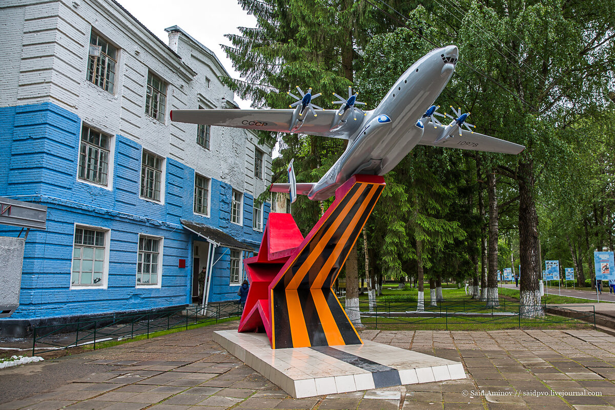 Памятник Ан-22А "Антей" на территории аэродрома