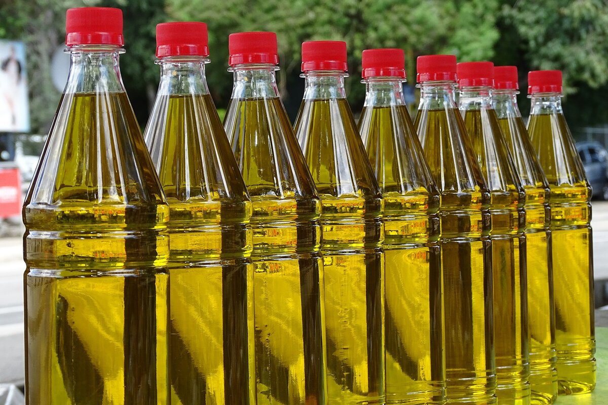 Бутылка подсолнечного масла на кухне  обязательный атрибут у любой хозяйки. Без масла не поджаришь яичницу, салат без знакомой заправки, скорее всего, проиграет во вкусе, а в случае с консервированием овощей подсолнечное масло – один из основополагающих компонентов. Сегодня полки магазинов переполнены бутылками с разными этикетками: «без консервантов и красителей», «первый отжим», «вымороженное». Что означают эти слова и как отличить маркетинговые инструменты от действительно важной информации?