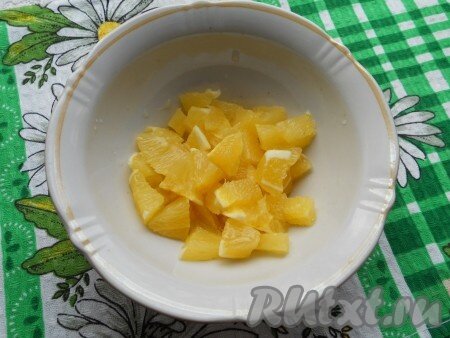 Апельсин очистить, удалить пленки и перепонки, мякоть аккуратно нарезать на кусочки.Яйца очистить, белки натереть на средней терке, желтки - порубить ножом.