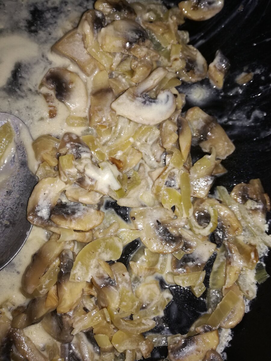 Грибы, да с лучком и в сметане - это просто классика кулинарного жанра. Я научу вас, как приготовить вкусные грибы в сметане.