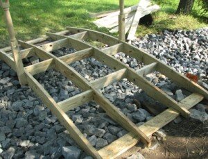 Если вы остановили свой выбор на дереве, то правильным выбором станет кедр, бук, дуб или лиственница. Древесина также нуждается в регулярном уходе. Это материал, который может ссохнуться или разбухнуть от влаги, быстро потерять привлекательный внешний вид, а пораженный паразитами – вовсе поломается.