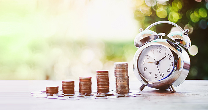 Если западные заемщики, в большинстве случаев, просчитывают условия своего кредитования на сто шагов вперед, скрупулезно оценивают свои финансовые возможности, микро- и макроэкономические риски, то в России кредитные решения принимаются заемщиками куда более импульсивно. Этим отчасти объясняется нынешний парадокс российской жизни: все ждут кризиса, но кредитов берут все больше. 
 просроченная задолженность в условиях экономической нестабильности растет как на дрожжах - по данным ЦБ на июль 2012 года, объем просроченных кредитов за первое полугодие составил 310,2 млрд. рублей (первые места в числе «плохих» кредитов занимают потребительские ссуды и кредитные карточки).
Но одновременно растет и доля кредитов, погашенных досрочно, особенно по ипотеке: за четыре последних года объем таких кредитов вырос почти в два раза.

Траст Банк - кредит без справок о доходах


В настоящее время ажиотажный спрос на кредиты уравновешивается колебаниями курса валюты и негативными экономическими прогнозами. Фактически, заемщики ведут себя по принципу «и хочется, и колется». «Новобранцы» кредитного рынка настроены оптимистично и несут в банк заявки на солидные суммы. При этом, по оценкам экспертов рынка (кредитных брокеров и финансовых консультантов), около 70% заемщиков намереваются выплатить долг досрочно.

Те, кто уже успел взять кредит, в гораздо большей степени озабочены макроэкономическими рисками. Многие заемщики напряженно следят за ростом курса доллара и сводками экономических новостей. Самые дальновидные делают запасы, чтобы в случае очередного «черного августа» ринуться в банк и закрыть кредит раньше, чем он станет настоящим камнем на шее. Между тем, кризис (в том числе и гипотетический) по-разному влияет на разные виды кредитов и возможности досрочного погашения.

Банки тоже выдают противоречивые «сигналы»: с одной стороны, декларируют отсутствие штрафных санкций и моратория на досрочную выплату ссуд, с другой стороны - изобретают хитрые условия, чтобы притормозить «прыть» особенно ревностных плательщиков.

Почему банки не любят «досрочников»
На первый взгляд это кажется очень странным: ведь должник сполна возвращает кредитору взятые у него деньги, да еще с процентами! Между тем, причины, заставляющие кредитные организации быть недовольными, очень просты. Досрочное погашение кредита для банка во многих случаях равняется упущенной выгоде.

Давайте разберемся с этим подробнее. Допустим, заемщик, попав в трудную финансовую ситуацию, перестал платить по кредиту. В этом случае банк обычно остается не в убытке. Он с высокой вероятностью взыщет просроченный долг с помощью коллекторов или через суд, получит дополнительные штрафы и пени, или продаст имущество должника, взятое в залог (например, автомобиль или ипотечную квартиру).

Ну а что происходит, если кредит гасится досрочно? Банку приходиться изменять график платежей и пересчитывать проценты, уменьшая их не в свою пользу.
: основным доходом банка являются проценты и комиссии, которые он взимает со всех видов кредитных продуктов. Чем больше сумма кредита — тем большую сумму в денежном выражении составляет процент. Чем длиннее график платежей — тем дольше банк получает стабильный доход. 
 

Справка что такое «досрочное погашение»

Досрочное погашение кредита - внесение заемщиком единовременного платежа в размере, превышающем обязательный ежемесячный платеж (частичное погашение) или в сумме, равной полному остатку задолженности, с учетом начисленных процентов (полное погашение). При частичном погашении банк может произвести перерасчет ежемесячных платежей в сторону уменьшения и сократить срок кредита. При полном погашении банк производит перерасчет процентов, поскольку они могут взиматься только за тот период, пока заемщик реально пользовался ссудой (то есть до момента полного погашения). При большой сумме кредита, длительном изначальном сроке и раннем погашении, выгода заемщика может быть весьма существенной.

Банки ставят заслон досрочному погашению


Теперь рассмотрим пример. Вы оформили кредит в 100 000 рублей, сроком на 12 месяцев. Эффективная процентная ставка — 24% годовых. Значит, за год вы должны вернуть банку 124000 рублей. Через три месяца вы решили выплатить полную сумму кредита и закрыть договор.

Но по закону банк не имеет права брать с вас проценты за оставшиеся девять месяцев — ведь в этом периоде вы не будете пользоваться ссудой, то есть деньгами банка.

Поэтому ваше решение досрочно завершить отношения с кредитной организацией обернется для банка недополученным доходом в размере 18 000 рублей. Мы привели условный пример, а на практике зачастую речь идет о гораздо больших суммах.

Разумеется, банки отчасти страхуют риск «досрочного закрытия» еще на стадии заключения кредитного договора, при расчете аннуитетного платежа.

«Кредиты.ру» поясняют: в состав аннуитета, помимо суммы основного долга, входят проценты и комиссии. При этом основную часть процентов заемщик уплачивает как бы вперед — большая часть денег из ежемесячного взноса обслуживает не «тело» кредита, а начисленные проценты. 
Чем ближе к концу срока — тем меньше становится процент, и тем большая часть платежа идет на погашение основного долга. А при досрочном погашении график платежей ломается. Проценты, уплаченные вперед, становятся для банка тем, что закон сухо характеризует как «необоснованное обогащение».

И в этом заключается еще одна важная причина нелюбви банков к досрочным погашениям. Ведь фактически, кредитор становится должен заемщику! И у заемщика есть право потребовать перерасчета, если банк не сделал этого сам, и потребовать вернуть «лишние» проценты и незаконные комиссии (на основании ст.809 ГК РФ).

Заемщик же нынче пошел грамотный, поднаторевший и в кредитных продуктах, и в гражданском законодательстве: доказательством служат судебные иски, которые сплошь и рядом подают бывшие должники. (см. по теме).

Так что у банков есть все резоны мотивировать заемщиков не гасить кредит раньше времени. В ход идут и моратории на погашение (обычно сроком на 3-6 месяцев), и прописывание в договоре различных комиссий. Хотя это и не совсем законно, но — свобода договора есть свобода договора: если заемщик подписал бумагу, стало быть, согласился со всем, что в ней написано. В том числе и с комиссиями за досрочное погашение.

Справка что говорит закон о досрочном погашении

Согласно Федеральному закону 284-ФЗ от 19.10. 011, в случае досрочного погашения займа, банк имеет право на получение с заемщика только процентов, начисленных включительно до того дня, когда кредит был возвращен. Единственное ограничение для заемщика — необходимость предварительно уведомить кредитора о своем желании досрочно погасить кредит не менее, чем за 30 дней до даты погашения. По соглашению сторон, этот срок может быть уменьшен. По закону банки также не имеют право прописывать в договоре какие-либо запреты на досрочное погашение, в том числе пени, штрафы или комиссии. На практике эта норма часто нарушается, в том числе за счет тонких юридических формулировок (например, комиссия может быть названа «вознаграждением банка»). Однако заемщик имеет право истребовать незаконно уплаченные комиссии, в том числе через суд (срок исковой давности — 3 года).

Важная оговорка: вышесказанное относится только к кредитам, предназначенных для личных нужд физических лиц. Если кредит оформляется предпринимателем для бизнес-целей, досрочное погашение возможно только согласия кредитора, прописанного в договоре.
Кредиторов, радеющих о своей выгоде, можно понять. Но есть ли сколько-нибудь объективные причины у заемщика отказаться от досрочного погашения? Как уже упоминалось выше, это зависит от вида кредита, индивидуальной ситуации и макроэкономической обстановки.

Потребительские кредиты «худеют» при инфляции
Когда речь заходит о кризисе, большинство людей пугает инфляция и связанный с ней рост цен. Но даже первокурсники экономических вузов знают, что инфляция выгодна для должников. При общем росте цен потребительские кредиты стремительно «худеют». Процентные ставки в любом случае растут медленнее, чем цены. В результате должник отдает меньше денег, чем брал взаймы, хотя сумма остается прежней. И расставаться с ежемесячным платежом тем легче, чем меньше реальных товаров можно купить на эти деньги.

То же самое можно сказать про автокредиты. Но для автокредитов у досрочного погашения есть еще одна важная выгода — чем раньше вы погасите ссуду, тем раньше сможете продать или поменять автомобиль без согласия банка. А в условиях финансовой нестабильности это большое подспорье. Впрочем, при инфляции не только кредит, но и сама машина может существенно потерять в цене.

Так что в случае с потребительским или автокредитом вопрос «гасить или не гасить» в наибольшей степени решает индивидуальная ситуация заемщика. Погасите — немного сэкономите на процентах, будете платить по графику — в принципе ничего не потеряете, а при инфляци даже выиграете. Но опытные финансовые консультанты советуют использовать для досрочного погашения только свободные деньги, и не тянуть из себя жилы, отдавая последнее. Логика проста: отдадите банку больше, чем реально можете — рискуете оказаться перед необходимостью снова брать кредит. А в случае ухудшения экономической ситуации, условия предоставления нового кредита могут быть менее выгодны.

Суета вокруг валюты
Как показывает практика, при угрозе девальвации больше всего паникуют те, кто взял кредит в валюте. Причем евро сейчас внушает еще больше опасений, чем доллар. Если вы получаете зарплату в рублях, а не в валюте, при первых признаках нестабильности имеет смысл подумать о досрочном погашении кредита. Иначе ваши расходы по обслуживанию долга могут вырасти в разы (вспомните тот самый «черный август»-98). Альтернативой досрочному погашению может стать разве что расторжение валютного договора и заключение нового — пересчитанного в рубли. Многие банки идут на это, но положение заемщика все равно останется не сахарным: ведь сумма пересчитанного кредита и, соответственно, ежемесячный платеж, скорее всего окажется весьма солидной.

Ипотечники рвутся из кабалы
С ипотекой ситуация прямо противоположная: гасить ее досрочно выгодно для российского заемщика. Причем выгодно всегда, что бы не утверждали банкиры. Плюсов — море: экономия на процентах, которые в нашей стране очень высоки, получение возможности полноправно распоряжаться собственностью, которая становится вашим активом, возможность разорвать обязательный договор страхования и освободить семейный бюджет от дополнительного бремени, повышение социальной мобильности и т.д. (см.по теме). Единственный минус, что не всем и не всегда удается быстро изыскать свободные средства на досрочную выплату, более того, есть риск падения доходов. И в кризис ипотечные квартиры нередко снова попадают на рынок: их продают либо банки, либо сами заемщики с согласия банка, чтобы погасить неподъемную ссуду.

Так что, если у вас действительно есть реальная возможность «закрыть» ипотечный долг пораньше, не сомневайтесь. Вы будете в выигрыше в любой экономической ситуации.

Здесь стоит упомянуть об еще одном парадоксе российской жизни. На Западе ипотечные заемщики стремятся максимально «растянуть» сроки выплат, порой на 30-40 лет. И ни в какую не станут закрывать долг досрочно. Это связано, например, с желанием сэкономить на налоге на недвижимость: в большинстве западных стран таким налогом не облагается жилье, заложенное банку. Или (как в Америке) уменьшить подоходный налог (база, от которой он рассчитывается, уменьшается на сумму выплат). Банки тоже ведут разумную политику, стараясь сделать пребывание заемщика в ипотечной кабале удобным и приятным. Что неплохо им удается за счет невысоких процентных ставок и различных способов по снижению ежемесячного платежа.

Но у России и в этом плане свой особый путь — по крайней мере, на ближайшие годы.

Подведем итог
Банковские кредиты – какие существуют виды и формы


Если вы решили досрочно погасить кредит, начните с изучения кредитного договора (особенно, если вы предприниматель). Оцените все плюсы и минусы вашего решения. В частности, подумайте, не обернется ли ваше желание как можно скорее закрыть долг скорой необходимостью нового кредитования (говоря проще, не снимайте с себя «последнюю рубашку», если график платежей удобен, а кредит не съедает более 20% дохода). Учтите, что банки порой вносят «досрочников» в бан-лист, то есть перечень тех, кому при следующем обращении в кредите могут отказать: финансисты не любят упускать выгоду.

В то же время досрочное погашение, особенно произведенное не в начале, а ближе к концу «маршрута», станет плюсом в вашей кредитной истории.

И не бойтесь кризиса: при грамотном управлении кредитным рисками он не так уж и страшен.

 