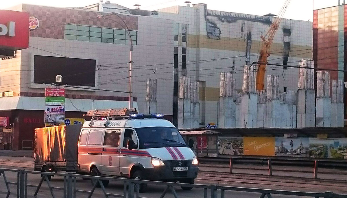 «ГАЗель» МЧС с грузовым прицепом отъезжает от сгоревшего торгового-центра. Фото: Old dog journal