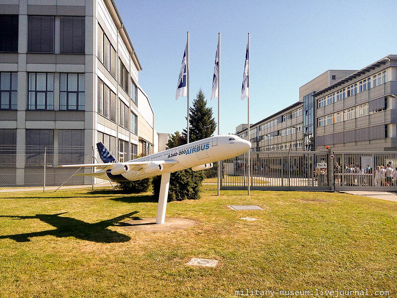 2. Ещё один вид на центральную проходную. Airbus А340-200, модель которого перед вами, является одним из  потенциальных кандидатов на переоборудование из пассажировоза в  почтальона на этом заводе