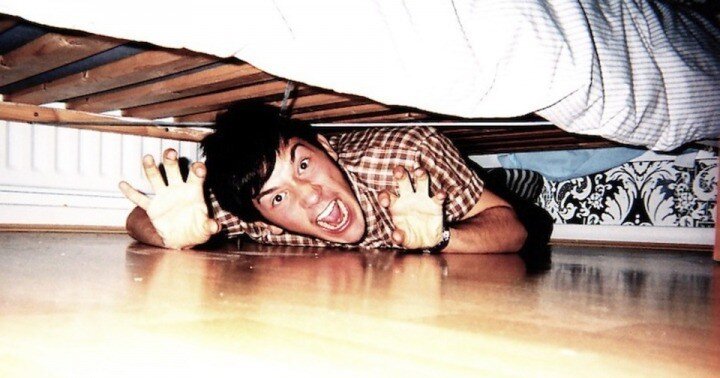 вылазь из под кровати