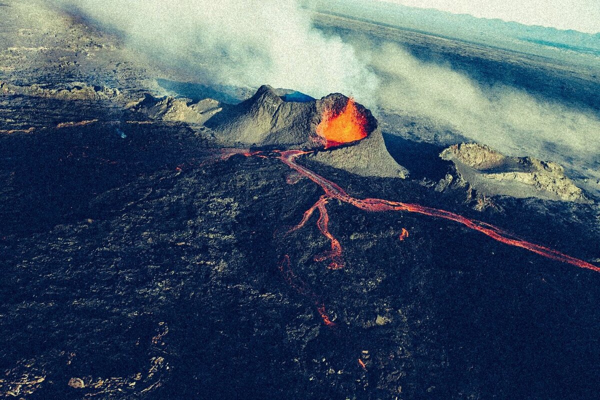 Причины землетрясений и вулканизма. Трещинные извержения вулканов Исландия. Землетрясение и извержение вулкана. Вулканические землетрясения. Вулканические толчки.
