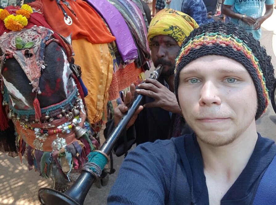 Толю всегда любили за легкий нрав и мужество, с которым он переносил неприятные и болезненные процедуры, за жажду знаний и неуемную страсть к книгам.