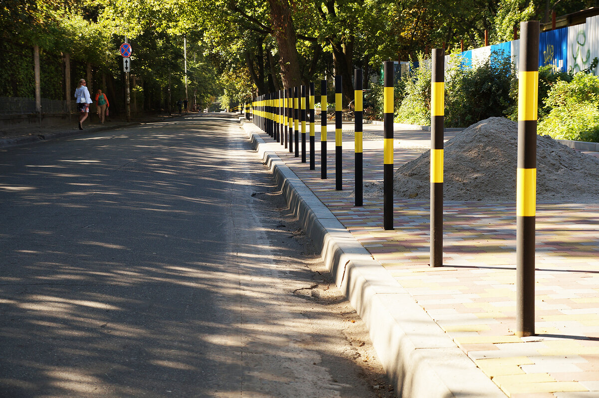 Покрытие тротуаров и пешеходных дорожек. Асфальт бордюр дорога сбоку. Тротуар общего пользования. Пешеходные дорожки в сша. Тротуар общего пользования.