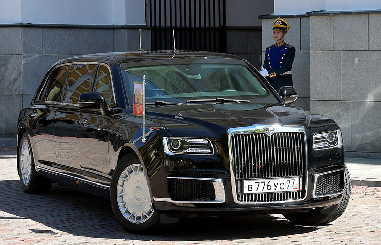  Снимок автомобиля Aurus возле Кремля.