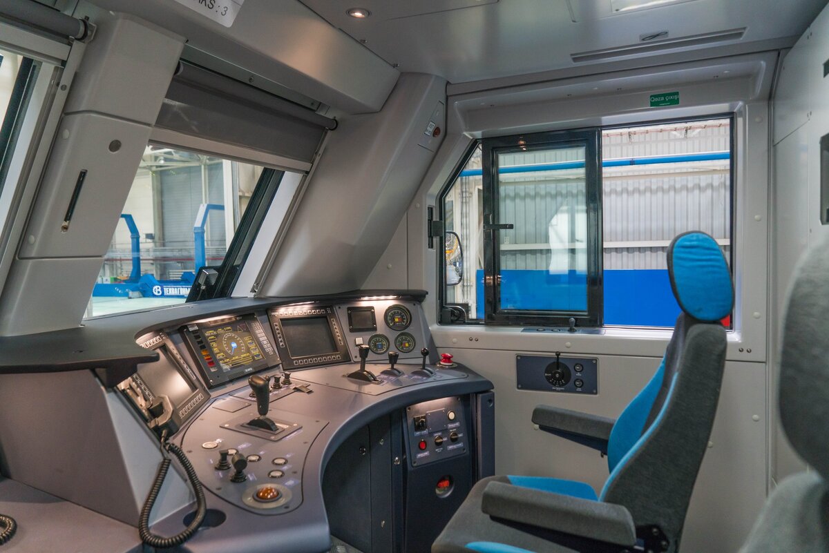 Первый локомотив AZ8A стал частью контракта, который ЭКЗ подписал с компанией Азербайджанские железные дороги в 2014 году на поставку 50 локомотивов, включая 10 пассажирских локомотивов Prima M4 AZ4A.

