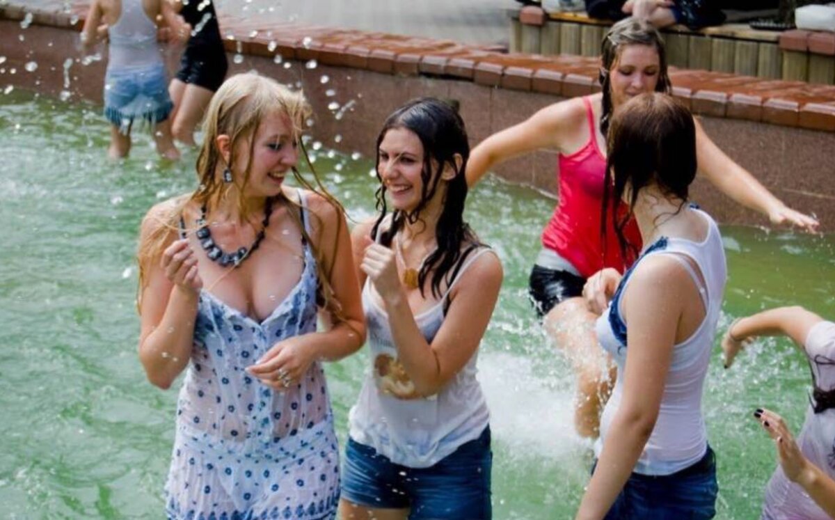 Девушки в мокрой одежде. Девушки в жару. Хожу в мокрой одежде. Мокрое платье. Девушки в мокрой одежде.