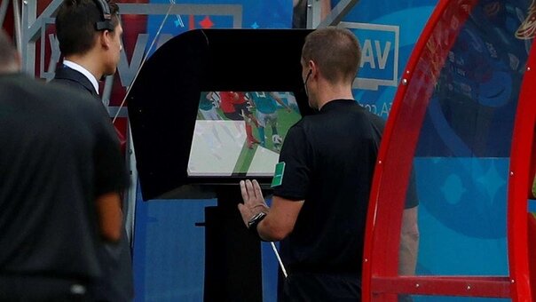 
 
Система VAR в действии! Предыдущий результат перекрыт уже на восемь 11-метровых. Ранее рекордной была отметка в 18 пенальти. Столько назначалось на чемпионатах мира в 1990, 1998 и 2002 годах. 
