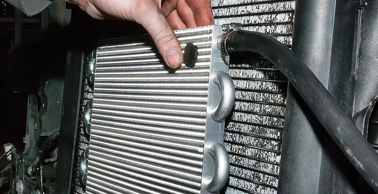 Радиатор АКПП с креплением на пластиковые стяжки к радиатору двигателя - плохой вариант. Стяжки от вибрации отваливаются, и радиатор начинает протирать соседний. Чревато утечкой масла или даже пожаром.