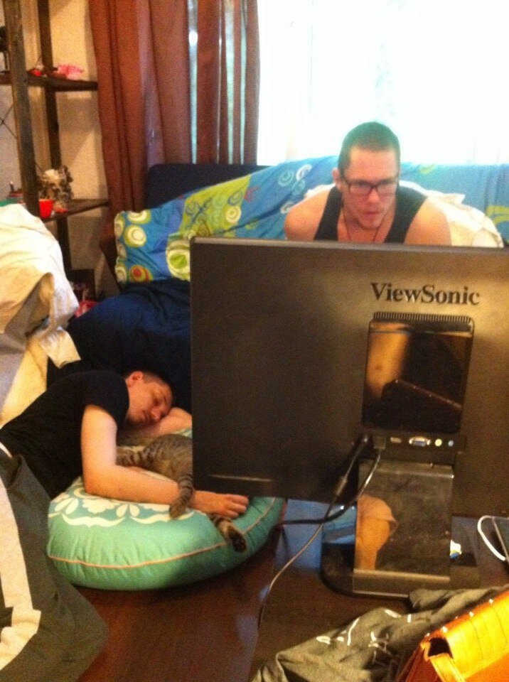  Макс делает туторы пока я сплю с котиком