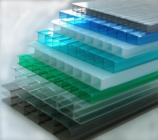 В последнее время широкое распространение получил универсальный синтетический материал – сотовый поликарбонат. Его применяют, главным образом, при строительстве легких несущих конструкций, кровельных и облицовочных работах.Сотовый поликарбонат очень прочный, долговечный, устойчивый к атмосферным воздействиям и резким перепадам температур. К тому же он прозрачный, поэтому часто используется вместо стекла, например, при построении теплиц. Листы поликарбоната можно соединять двумя основными способами: с помощью профилей и с помощью клея.
