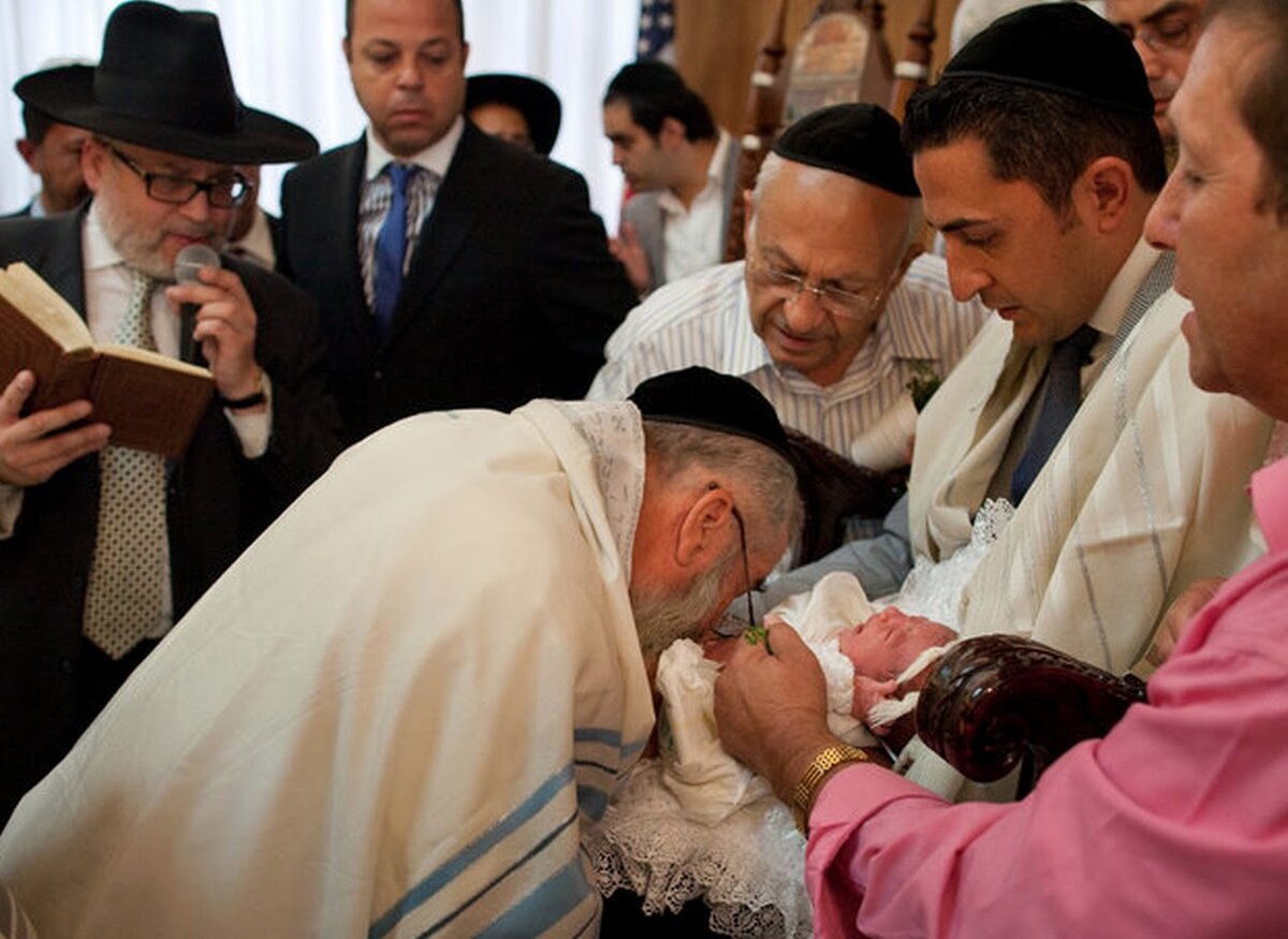 Зачем евреям делают обрезание?