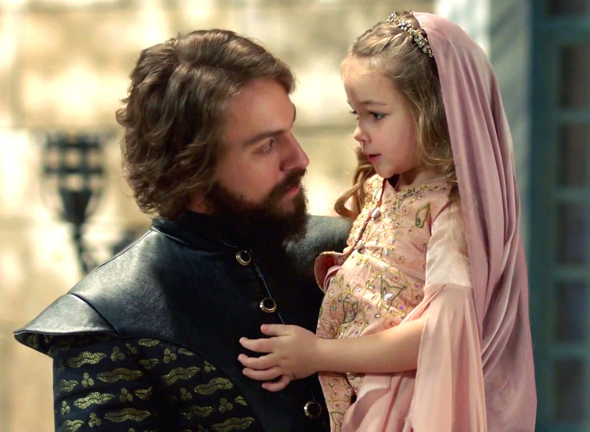 Кадр из сериала "Великолепный век. Империя Кёсем". Султан Мурад с дочерью.