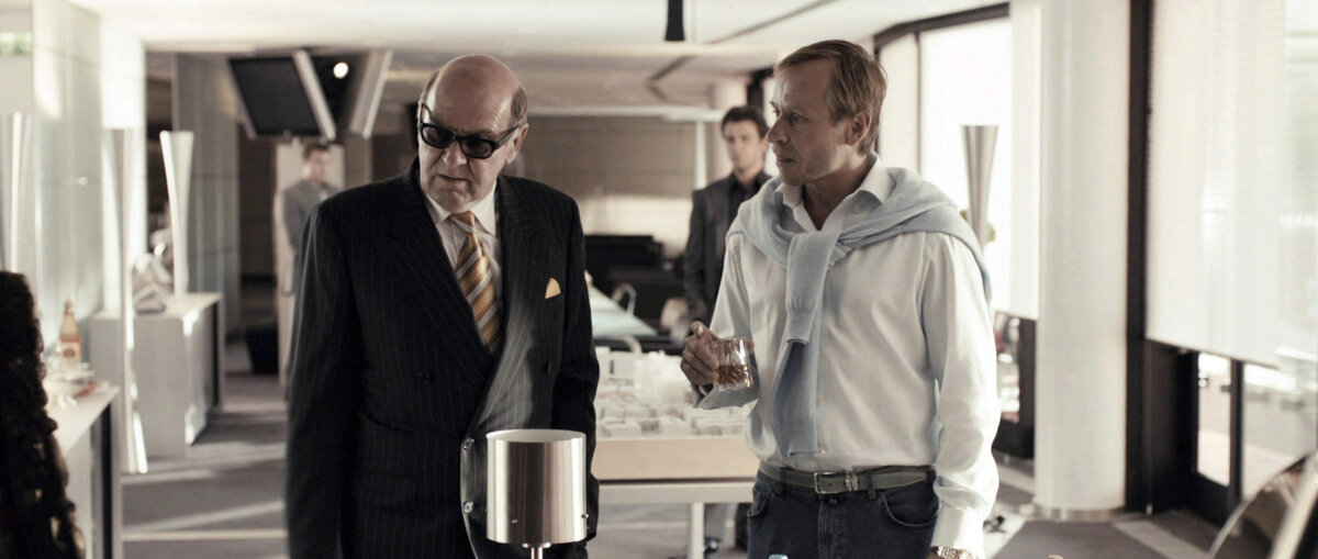 Главные силы Зла в этой истории: двуличный гангстерский босс Ленни и русский олигарх по фамилии... Омович. С кого срисован последний, абсолютно очевидно, ведь этот Омович даже внешне один-в-один похож на свой прототип.