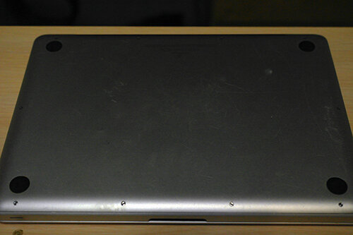 У Macbook ов батарея несъемная под крышкой
