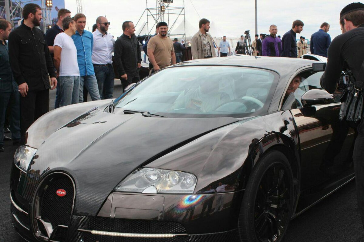 В грозный на машине. Бугатти Вейрон Рамзана Кадырова. Bugatti Veyron Рамзана Кадырова. Автопарк Рамзана Кадырова. Автопарк Рамзана Кадырова в Грозном.