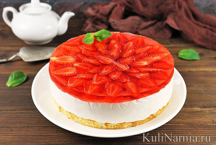 Нарядный творожно-йогуртовый торт с клубникой объединяет нежный корж-основу, «невесомый» светлый слой и большое количество желированной ягоды, сохраняющей характерный вкус, аромат и свежесть. Зыбкий, прохладный десерт без глазури, плотного крема и прочих кондитерских добавок очень кстати в летние деньки — он освежает, тонизирует и позволяет удачно применить сезонный урожай.