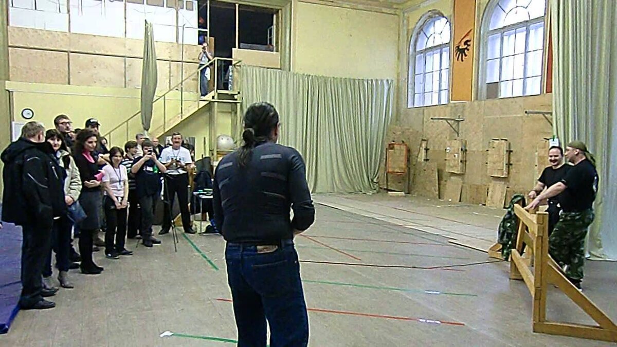 Метание ножей на дальность в исполнении Ашота Матевосяна (Санкт-Петербург).