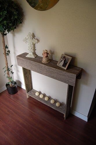 1. Камин из кирпича. Для декоративного камина подойдет любой кирпич (не только огнеупорный): силикатный, облицовочный, декоративный. Если швы делать широкими, такому камину даже не потребуется украшения, он хорошо впишется в интерьер в стиле кантри. Но при создании декоративного камина из кирпича надо учитывать его вес: выдержат ли перекрытия? Так что слишком громоздким камин делать не стоит.