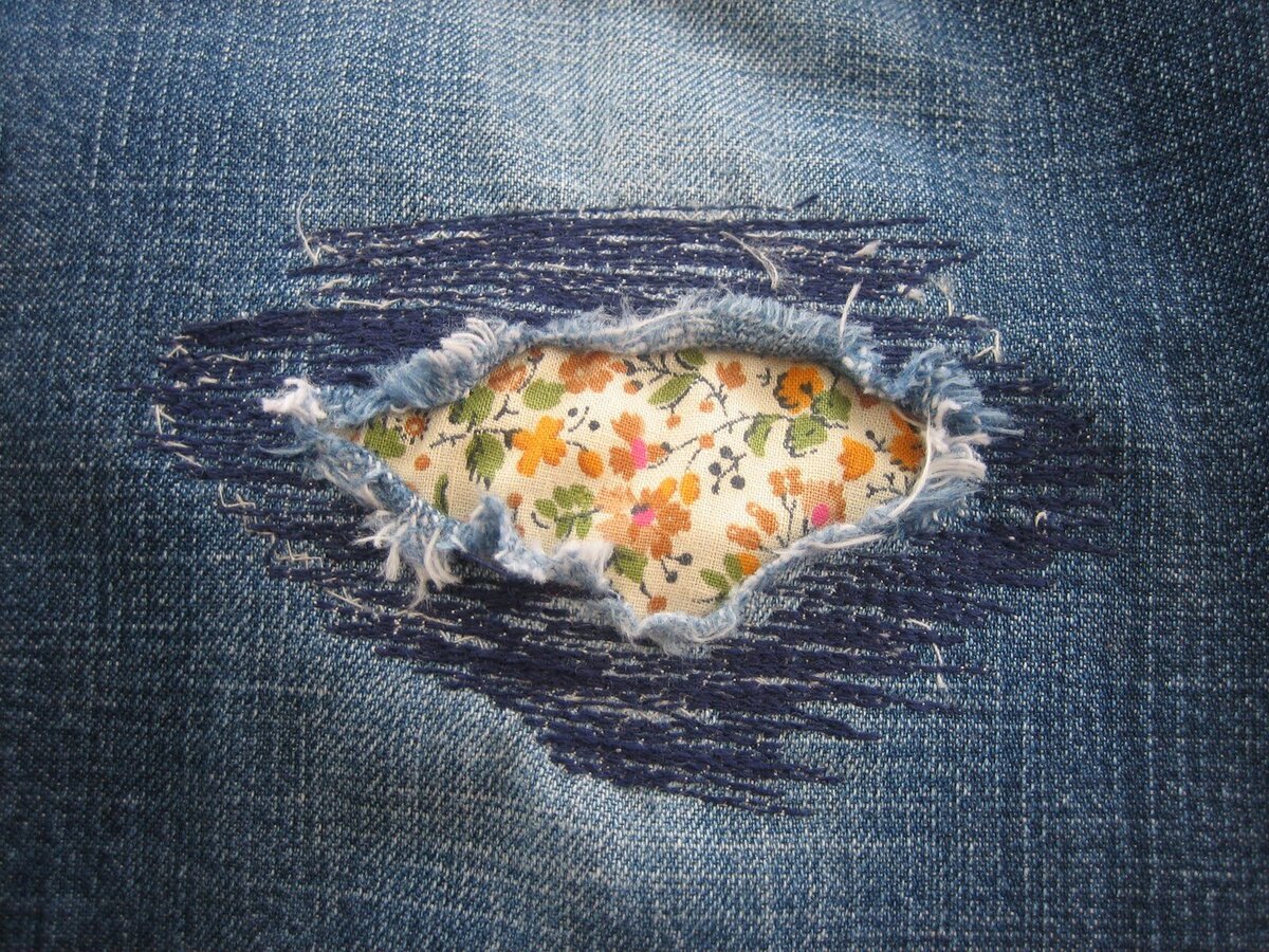 Как красиво зашить или замаскировать дырку на джинсах - Лайфхакер