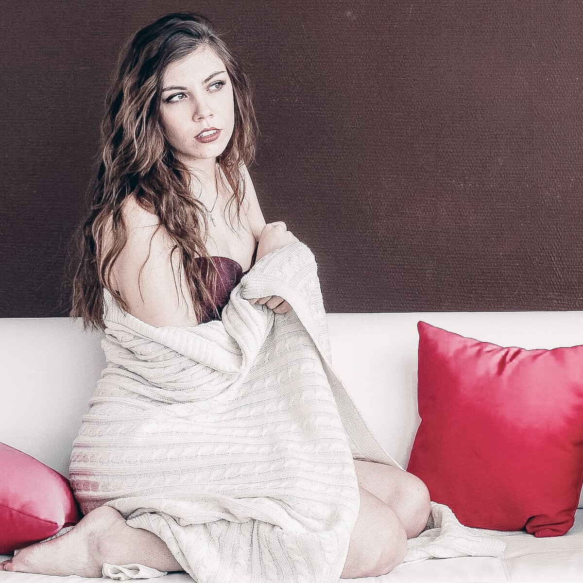 
Что ж, давайте раскрывать карты! Зарплата учителя напрямую зависит от количества часов, категории, вида школы (МБОУ или МАОУ). 

Состоит оплата труда любого учителя из двух моментов: базового и стимулирующего. 

Челябинск. База: 
Ставка учителя 15000₽ - 18 часов. Это почти не загруженный учитель. Плюс классное руководство 3000₽, уральский коэффициент, проверка тетрадей, доплата за кружок или подготовку к олимпиадам. Если есть категория - доплата 20-40% в зависимости от региона. 

Стимулирующие - это выплаты, начисляемые директором и администрацией за достижения: победы детей в олимпиадах, конкурсы проФессионального мастерства и прочее. В МБОУ (то есть бюджетных) когда государство выделило деньги, тогда учителя могут поощрить. В МАОУ (автономной) любые оставшиеся деньги могут распределить по учителям. Как правило, в таких учреждениях стимулирующие выплаты ежемесячные. 

ИТОГО: 22-24000₽ без категории за ставку, 23-25000₽ с категорией в МБОУ. А в МАОУ 23-25000 без категории, с ней 25-27000₽. Это средний показатель.

Можно ли жить на эту зарплату? Нет. Можно ли выживать? Да. Поэтому мы берём вторую работу, Репетиторство и дополнительные часы.

Если же количество часов 26-27(шесть уроков в день) зарплата уже примерно 30000 рублей. В автономных может быть больше.

Мы знаем, что диапазон зарплат учителей большой. Кто-то получает 10000₽, кто-то 60000₽. Здесь ещё важно то, как себя проявлять. Не бойтесь говорить «нет», если не хотите выполнять ту или иную обязанность. Вы выбираете сами для себя.

По зарплате учителей в Московской области пока сказать не могу, но позже обязательно распишу.