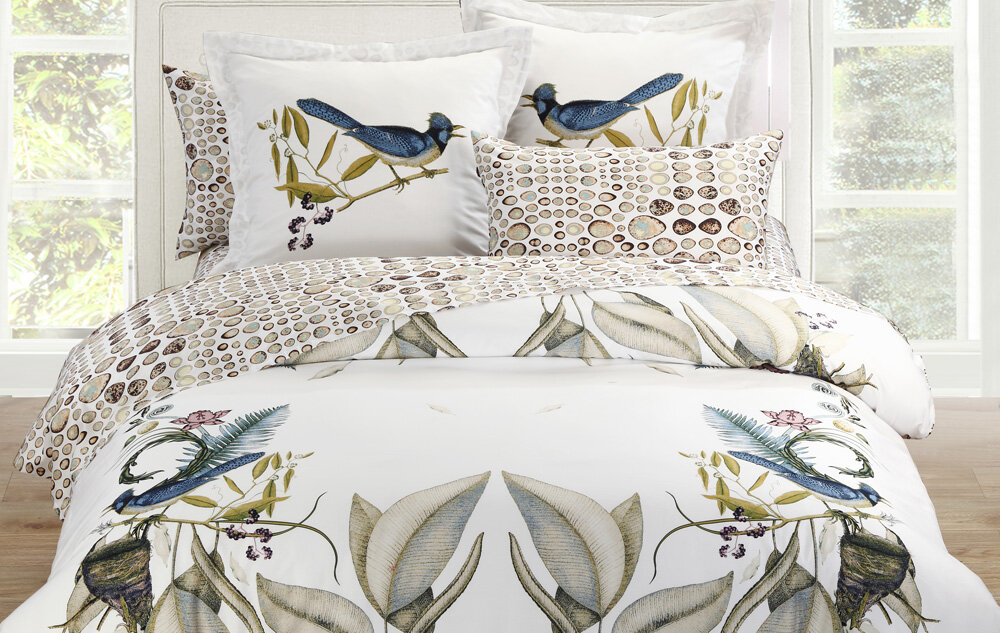 Ткань сатин получается путём скручивания нити двойного плетения. Поверхность сатиновой ткани гладкая, шелковистая, с лёгким блеском, а изнанка материала наоборот матовая и шероховатая, что позволяет постельному белью не соскользать во время крепкого сна. Многие сравнивают сатин с шёлком. Сатин также эффектно и роскошно выглядит и совсем не уступает по прочности и узносоустойчивости шёлку, а главное его можно приобрести по доступной цене. Второе имя "хлопковый шёлк" сатин заслужил за удачное сочетание теплопроводящего хлопка и элегантного шелковистого материала. Постельное бельё из этой ткани имеет массу преимуществ. Материал совершенно неприхотлив в уходе и обладает исключительными эксплуатационными свойствами. Комплекты постельного белья выдерживают большое количество стирок, сохраняя прежний лоск. А также не дают усадки, практически не сминаются и не линяют благодаря высокой стойкости красителей. Сатиновая ткань никогда не электризуется, а самое главное пропускает воздух, несмотря на то, что имеет высокую плотность. Более того, сатин совершенно гипоаллергенный материал, поэтому вам не придётся волноваться о аллергических реакциях, которые могут возникнуть в процессе использования.  Вне всякого сомнения, что сатин - один из самых роскошных материалов на сегодняшний день. Тем не менее, остальные виды сатина также заслуживают вашего внимания.
 