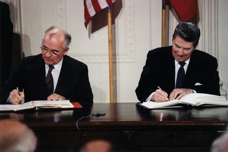Горбачёв и Рейган подписывают Договор в Белом доме, 1987 (photo by White House Photographic Office [Public domain], via Wikimedia Commons)