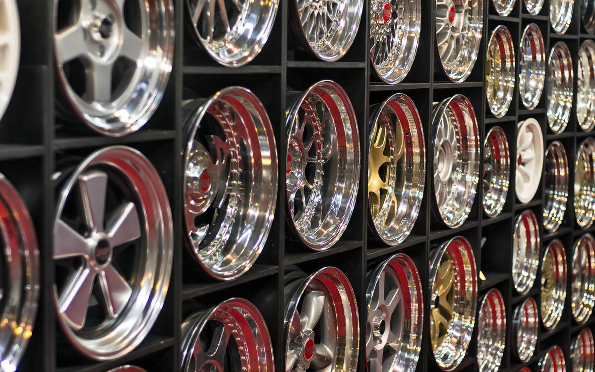 Выбор дизайна литых и кованых дисков настолько обширен, что перебрать все варианты практически невозможно. Хороший магазин предложит продукцию 40–50 разных фирм.
