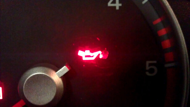 Ученическое поведение наших курсантов в автошколе( у нас как-никак "курсы", отсюда - название полувоенное) весьма отличается по гендерному признаку.Мужская половина не задаёт вопросов(ну, статус, господа!),  наоборот -некоторые из низ норовят вставить сугубо технический термин типа -"суппорт" или "прямозубый венец косозубой шестерни первой передачи", девушки при этом испуганно перешёптываются! Но сами не стесняются задавать самые неожиданные вопросы, одна, волнуясь, спрашивает-