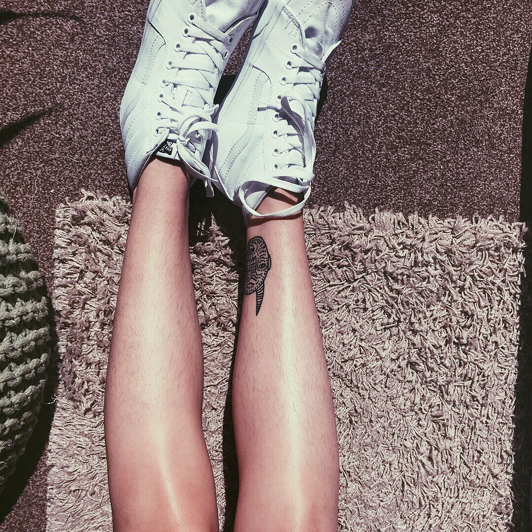 Девушка эпиляция. Девушка с бритыми ногами. Красивые ноги. Ванна для ног. Бритые ноги девушек.