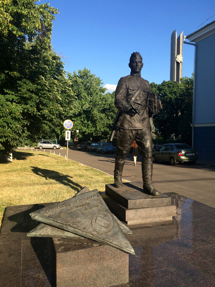 Памятник военному почтальону в Воронеже