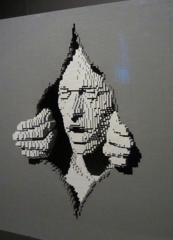 Эта работа называется «Прорыв» и посвящена отказу от адвокатской карьеры и становление художником. 23678 деталей, размеры: 114/114/38 см (длина/ширина/глубина)