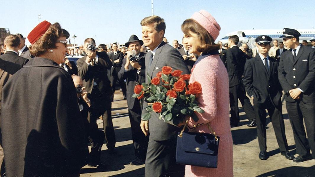 Джон Кеннеди с супругой Жаклин в аэропорту Далласа. Фото: commons.wikimedia.org