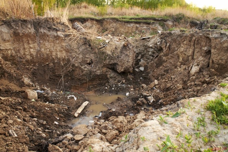 Глубокая яма. Приснилась яма в земле глубокая. Сон рвы земляные. Снится сырая земля яма.