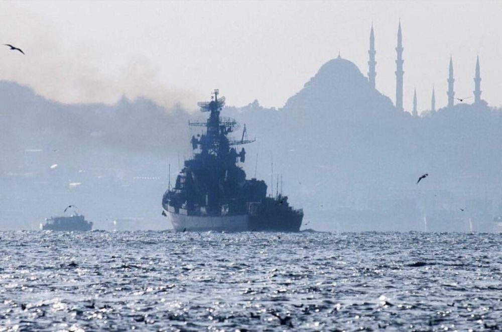 Сторожевой корабль ЧФ "Сметливый" проходит Босфорский пролив. Фото: маринер-ру