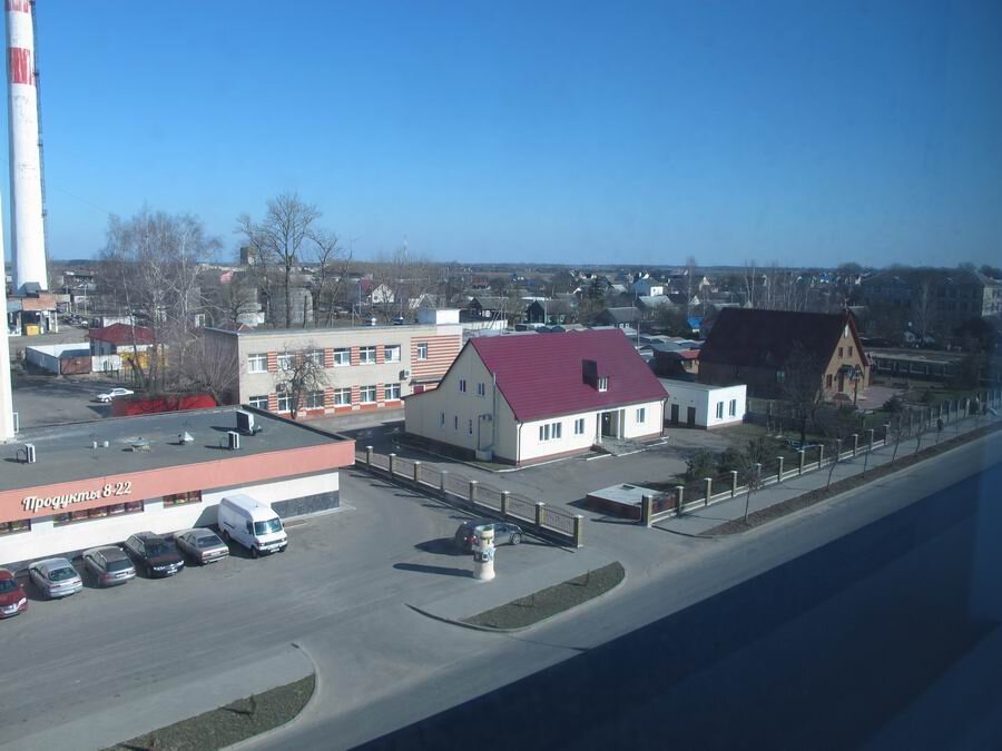 Фото квартала 18 марта 2015 года. Здесь хорошо видны два сохранившиеся здания 1943 года постройки. В белом здании в период оккупации проживал заместитель начальника Слуцкого округа, второе здание использовалось под гостиницу для офицеров. Магазин "8-22" построен на месте здания суда.