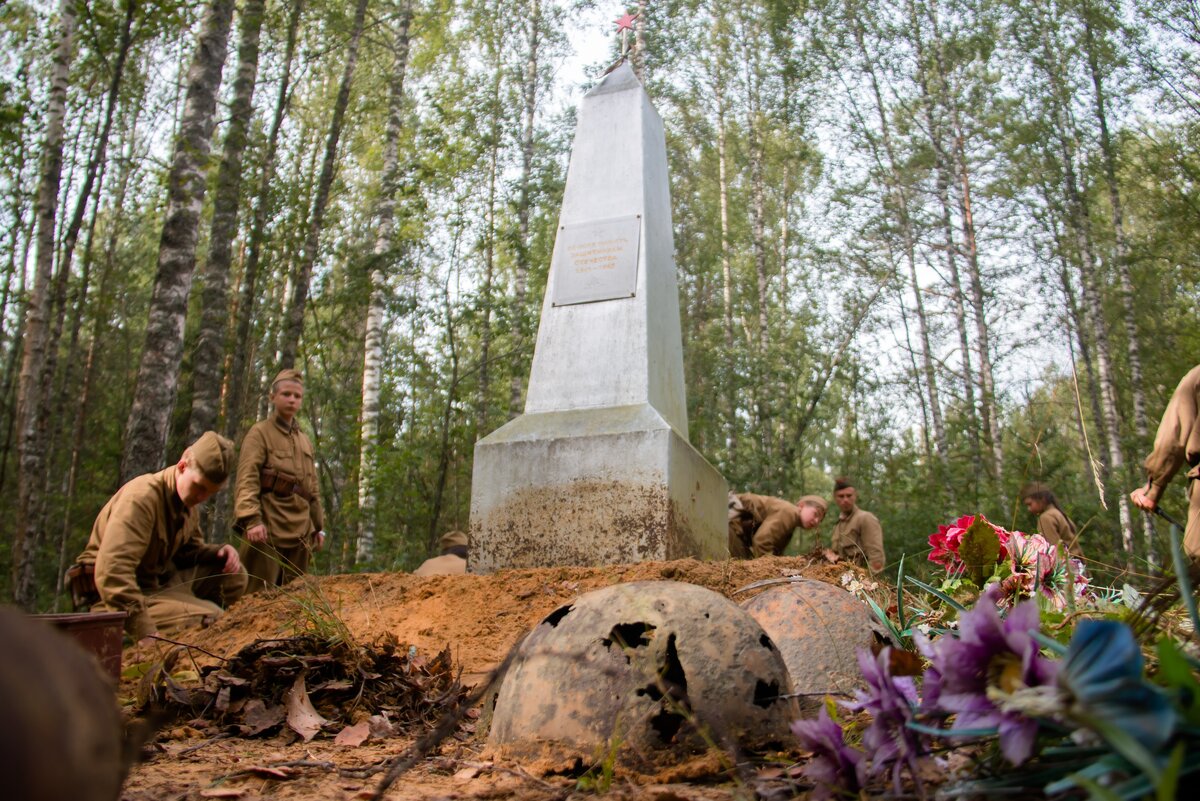 Защитники невского пятачка. Кировск Невский Пятачок. Невский Пятачок Стелла. Памятник Рубежный камень мемориал Невский Пятачок. Пушка памятник Кировск Невский Пятачок.