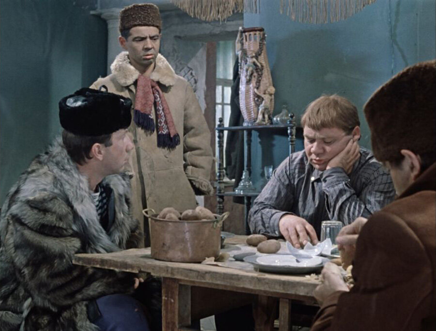 А что у вас будет на новогоднем столе? Кадр из фильма "Джентельмены удачи" 1941.